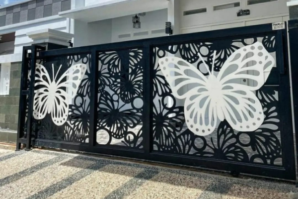 Pagar besi custom bermotif kupu-kupu dari laser cut, tampil estetik dan elegan — Tersedia di Sentra Gerbang, spesialis pagar & kanopi area Bekasi dan sekitarnya.