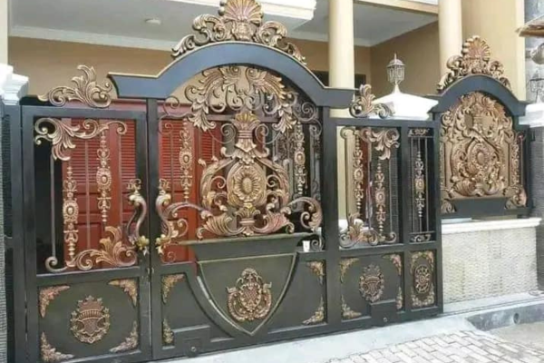 Pagar rumah mewah model besi alveron dengan ukiran ornamen emas klasik, desain elegan dan megah, cocok untuk hunian bergaya klasik Eropa, dibuat oleh Sentra Gerbang di Bekasi yang melayani daerah Bekasi dan sekitarnya.