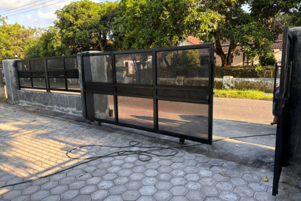 Pagar dorong model besi expanda warna hitam dengan struktur semi-transparan, cocok untuk area rumah atau kantor, dibuat oleh Sentra Gerbang. Spesialis pagar & kanopi di Bekasi dan sekitarnya."