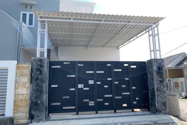 Pagar rumah minimalis warna hitam dengan desain besi plat bermotif laser cut kotak-kotak, tersedia di Sentra Gerbang – spesialis pagar & kanopi di Bekasi dan sekitarnya.